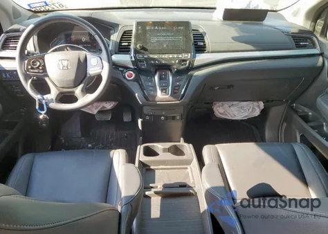 2022 Honda Odyssey Touring z USA, uszkodzony, nr VIN 5FNRL6H83NB063744